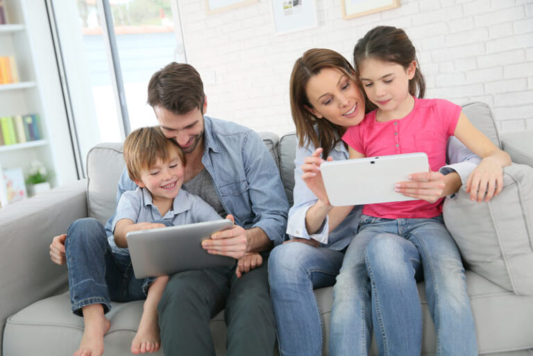 familia digital con tablets